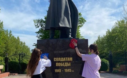 Активисты Совета молодежи привели в порядок памятник «Солдату Победы»