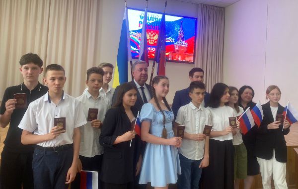 Состоялась торжественная церемония вручения паспортов юным гражданам РФ